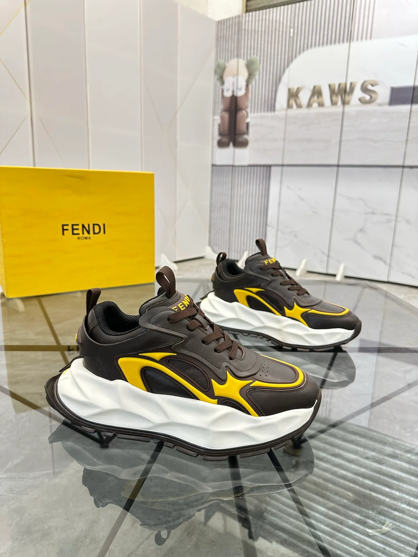 Men's shoes: 💰P580¥ Product trademark: Fendi* "Fendi*" low-top sports shoes Regular size: 39-44 (can be customized to 38.45.46) Product material: imported cowhide upper, breathable lining, original outsole. No.: 0008